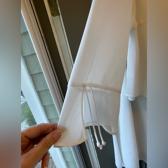 Beautiful off white boutique pantsuit.  Size 16w - Picture 4 of 7